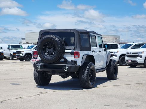 Used 2014 Jeep Wrangler Unlimited Rubicon w/ Connectivity Group AWD/4WD image 7