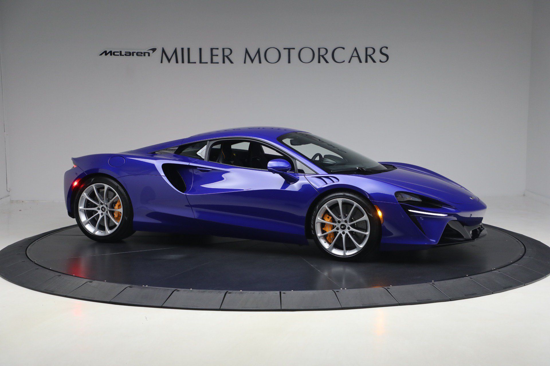 Used 2024 McLaren Artura RWD image 10