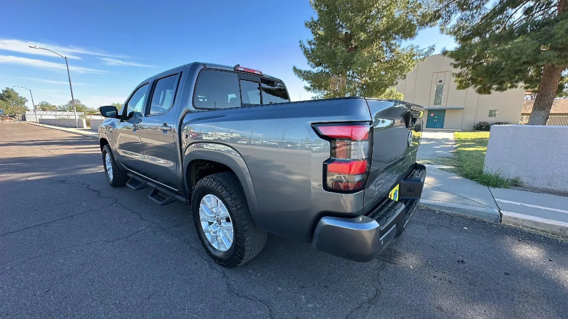 Used 2022 Nissan Frontier SV AWD/4WD image 2