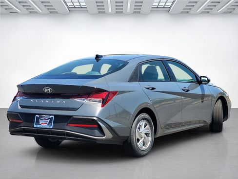 New 2026 Hyundai Elantra SE FWD image 4