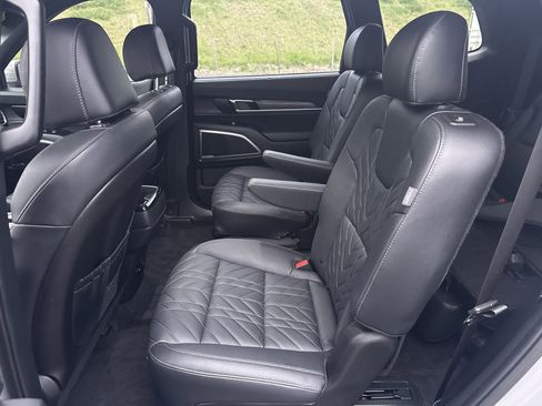 Used 2025 Kia Telluride AWD image 13
