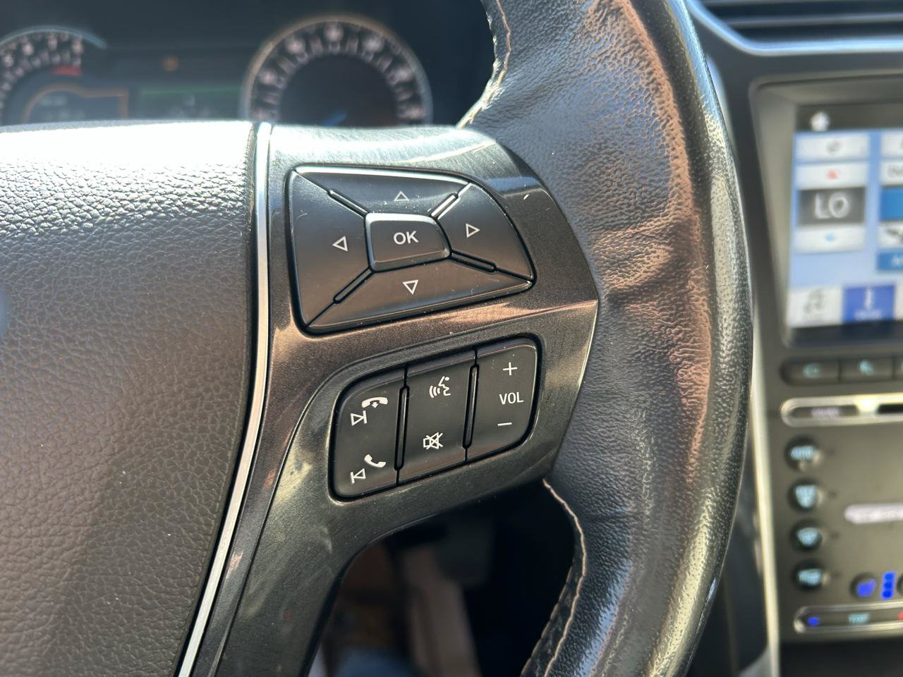 Used 2018 Ford Explorer Platinum AWD/4WD image 22
