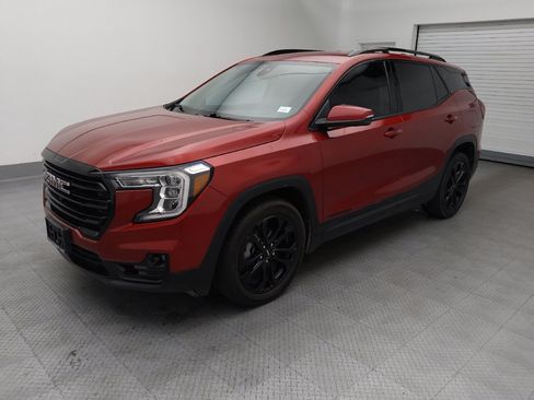 Used 2022 GMC Terrain SLT w/ Infotainment Package II FWD image 2