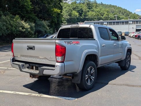 Used 2017 Toyota Tacoma TRD Sport AWD/4WD image 2