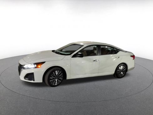 Used 2025 Nissan Altima 2.5 SV image 8