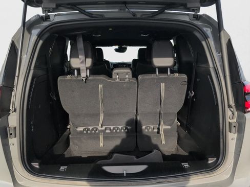 Used 2025 Chrysler Pacifica Select image 20