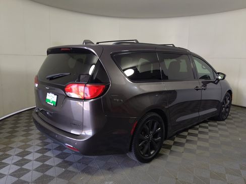 Used 2018 Chrysler Pacifica Limited w/ S Appearance Package FWD image 9