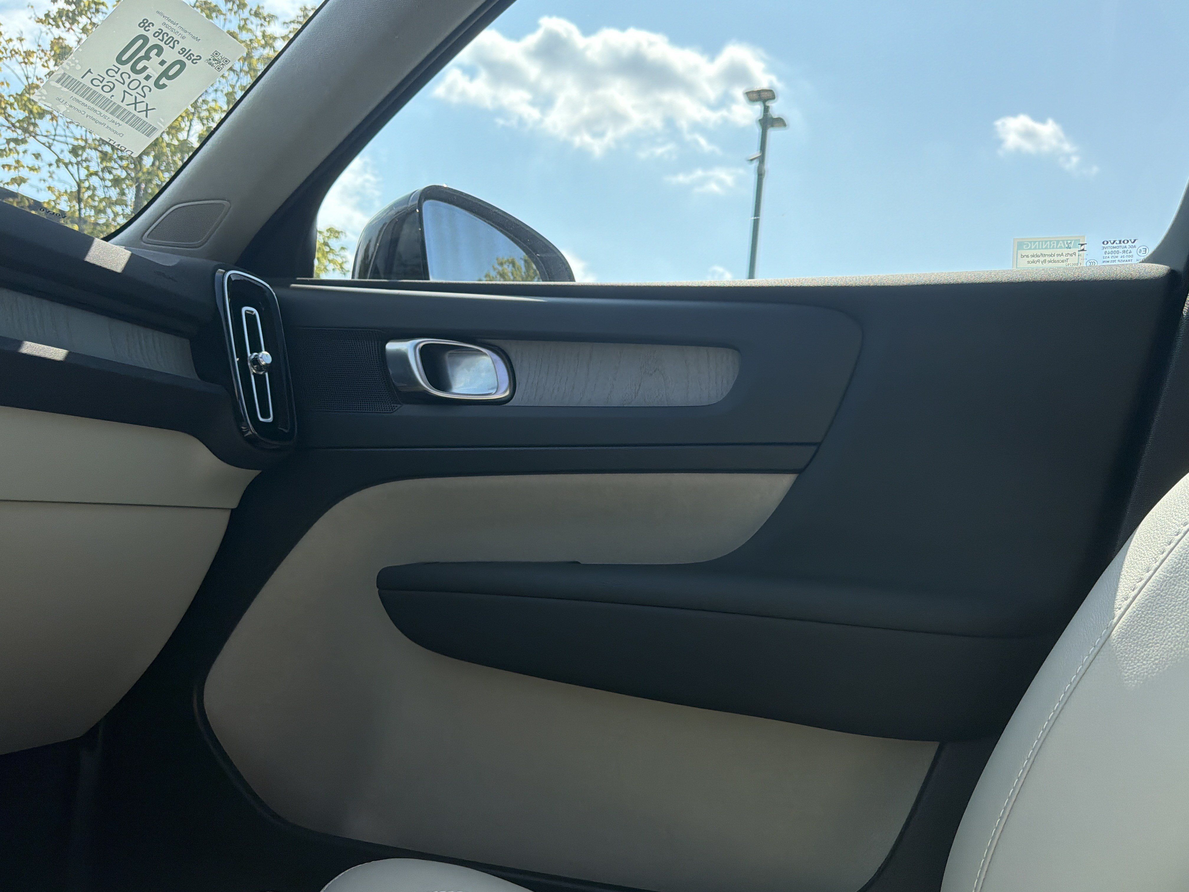 Used 2025 Volvo XC40 B5 Plus w/ Protection Package Premier AWD/4WD image 22