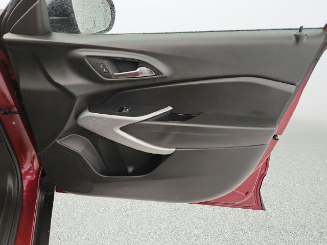 Used 2025 Chevrolet Trax RS w/ Driver Confidence Package FWD image 28