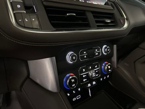Used 2023 GMC Yukon XL SLT w/ SLT Premium Package image 7