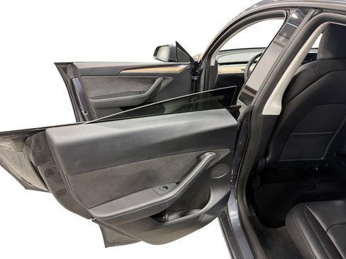 Certified 2023 Tesla Model Y Long Range AWD/4WD image 10