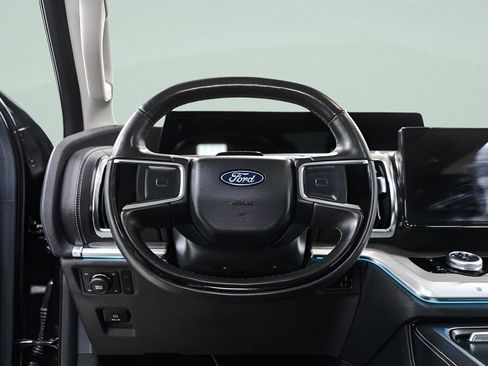 Used 2025 Ford Expedition Platinum AWD/4WD image 9