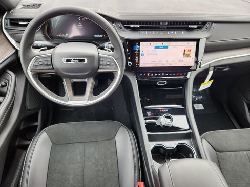 New 2026 Jeep Grand Cherokee Altitude image 10