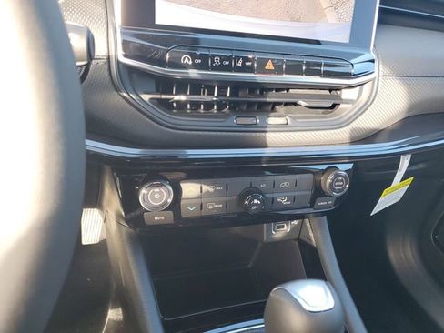 New 2026 Jeep Compass Latitude image 11