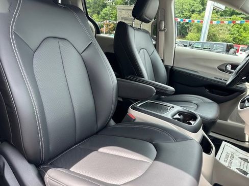 New 2023 Chrysler Pacifica Touring-L image 25