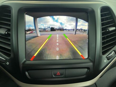 Used 2016 Jeep Cherokee Latitude w/ Cold Weather Group image 20