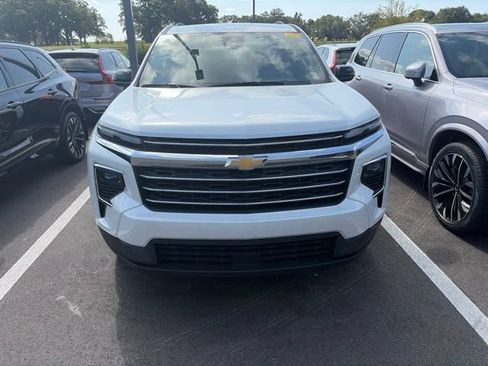 Used 2025 Chevrolet Traverse LT FWD image 2