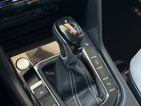 New 2026 Volkswagen Taos SE FWD image 19