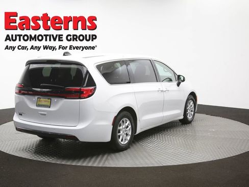 Used 2023 Chrysler Pacifica Touring-L FWD image 40