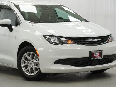 Used 2023 Chrysler Voyager LX image 3