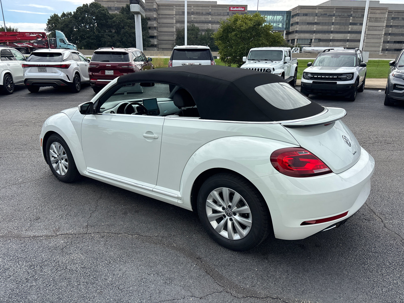 Used 2018 Volkswagen Beetle 2.0T S FWD image 5