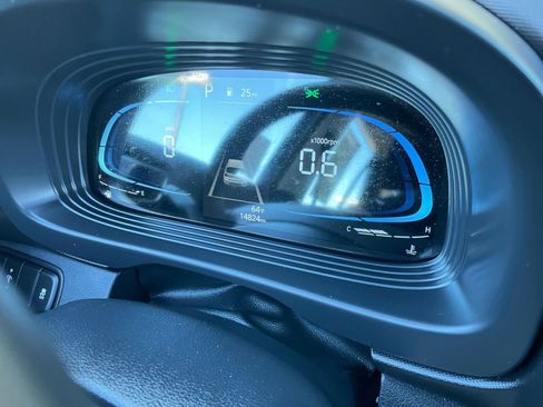 Used 2025 Hyundai Venue SEL image 42