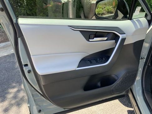 Used 2020 Toyota RAV4 XLE Premium FWD image 17