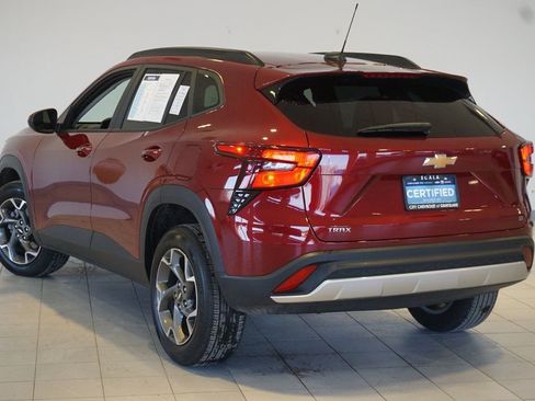 Certified 2025 Chevrolet Trax LT w/ LT Convenience Package image 7