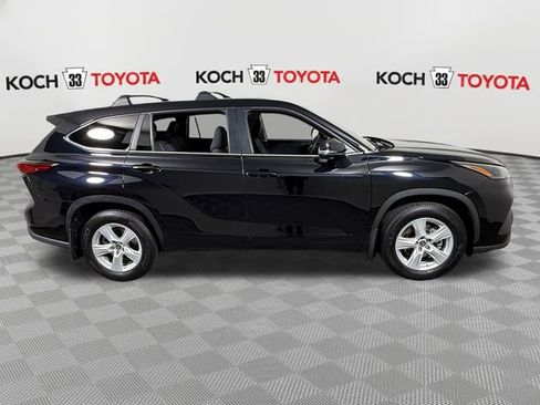 Used 2023 Toyota Highlander LE AWD/4WD image 9