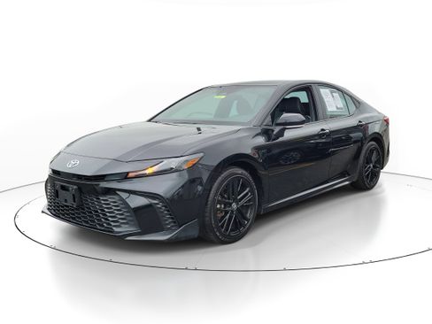 Used 2025 Toyota Camry SE FWD image 2