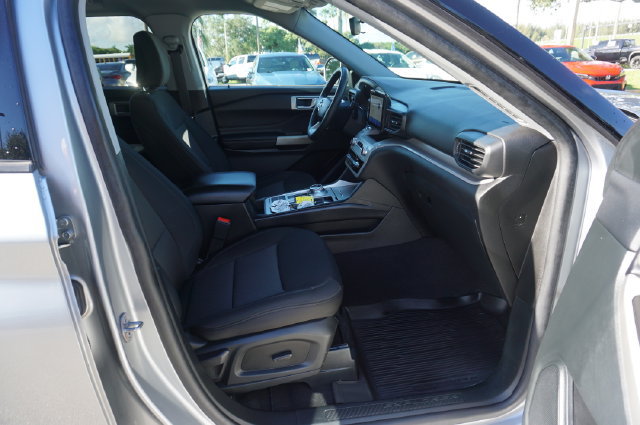 Certified 2024 Ford Explorer XLT RWD image 3