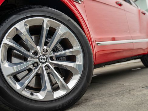 Used 2017 Bentley Bentayga image 20