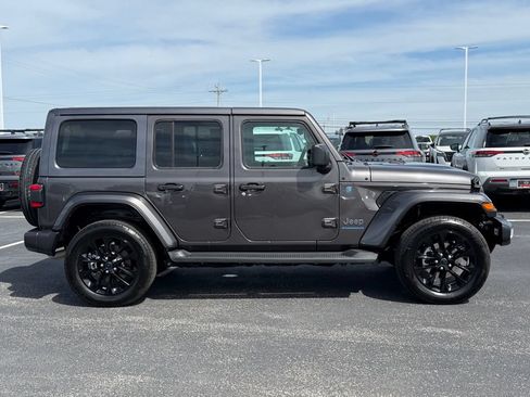 Used 2025 Jeep Wrangler Unlimited Sahara AWD/4WD image 4