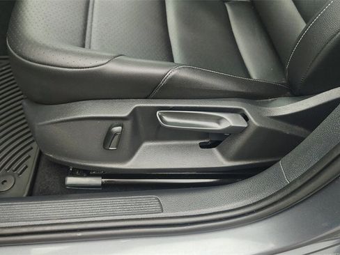 Used 2017 Volkswagen Golf SE image 12