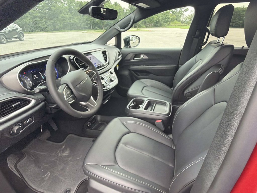 New 2027 Chrysler Pacifica Select AWD/4WD image 3