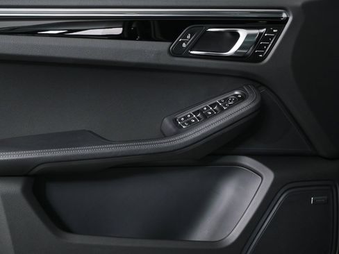 Certified 2025 Porsche Macan AWD image 6