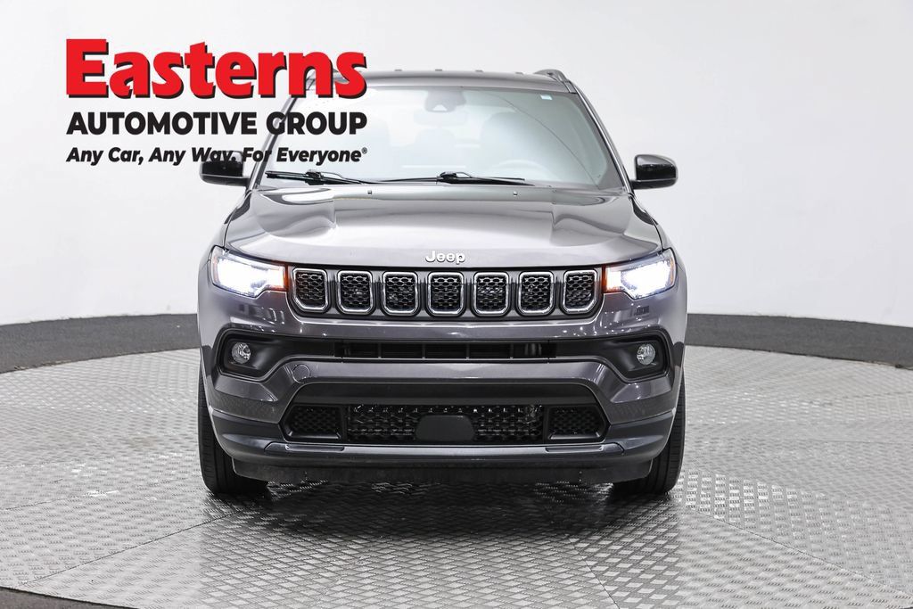 Used 2024 Jeep Compass Latitude AWD/4WD image 2