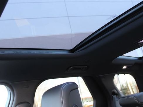 Used 2025 Land Rover Discovery Dynamic SE image 23