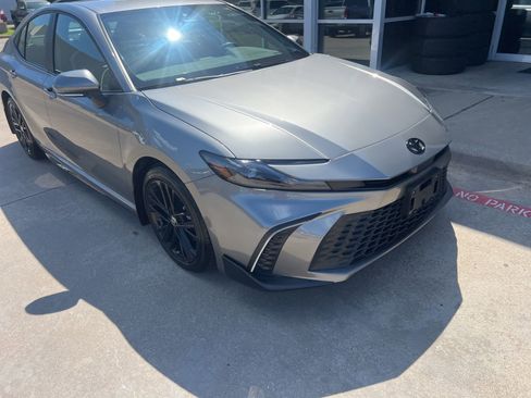 Used 2025 Toyota Camry SE w/ Convenience Package FWD image 5