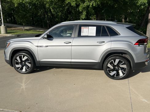 Certified 2025 Volkswagen Atlas Cross Sport SE w/ Panoramic Sunroof Package FWD image 7