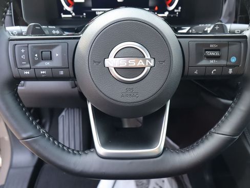 Used 2025 Nissan Pathfinder Platinum FWD image 13