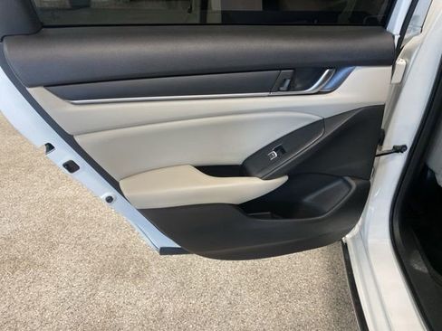 Used 2018 Honda Accord EX image 32