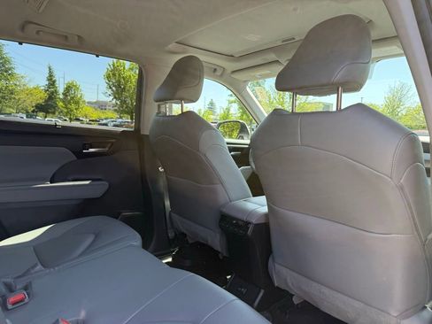 Used 2023 Toyota Highlander XLE AWD/4WD image 20
