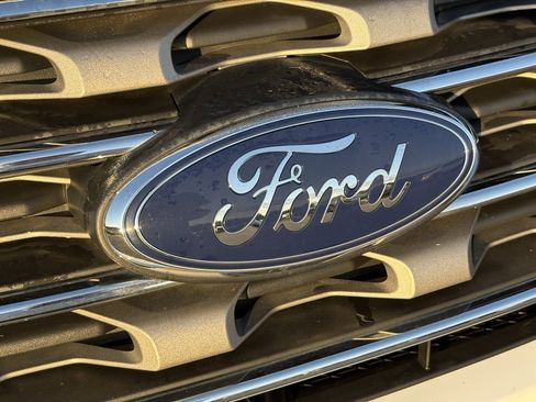 Used 2017 Ford Explorer XLT w/ Equipment Group 202A image 9