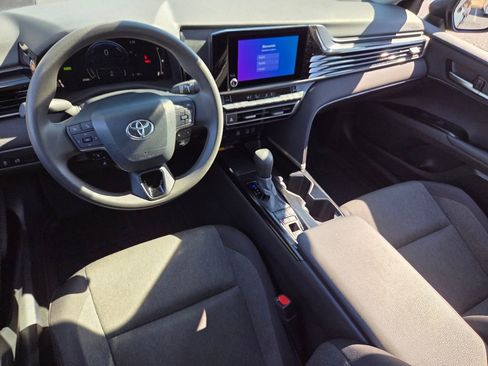 Used 2025 Toyota Camry LE image 7