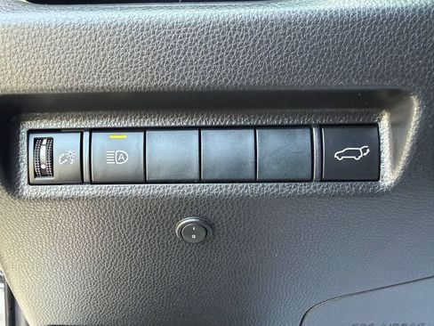 Used 2019 Toyota RAV4 XLE w/ Convenience Package FWD image 17
