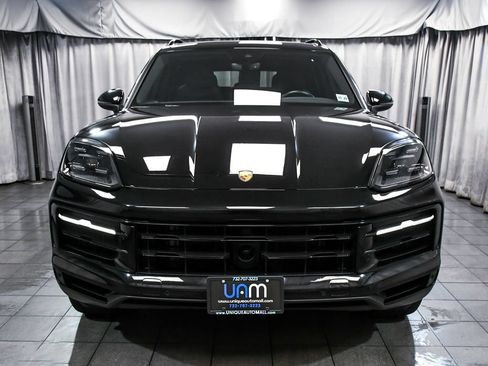 Used 2024 Porsche Cayenne AWD/4WD image 2
