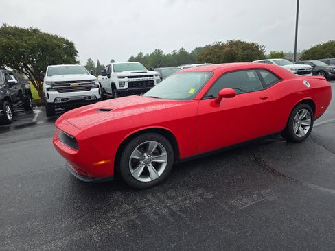 Used 2019 Dodge Challenger SXT image 5