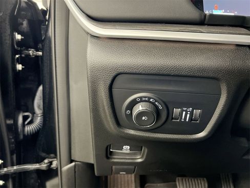 Used 2024 Jeep Grand Cherokee Limited image 18