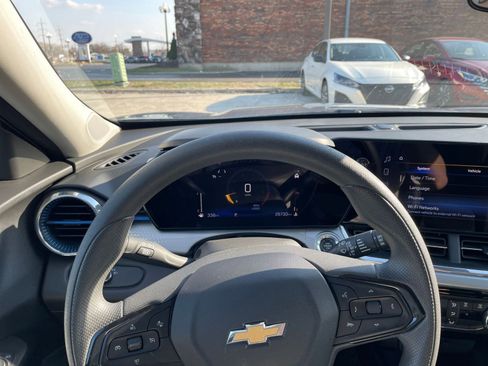 Used 2025 Chevrolet Trax LT image 33